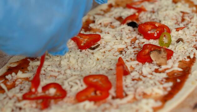 Mikroplastik auf dem Teller – Unsichtbare Gefahr in Pizza und Kaffee