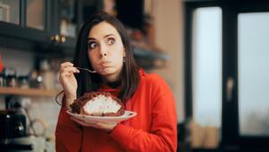 Frau isst Kuchen