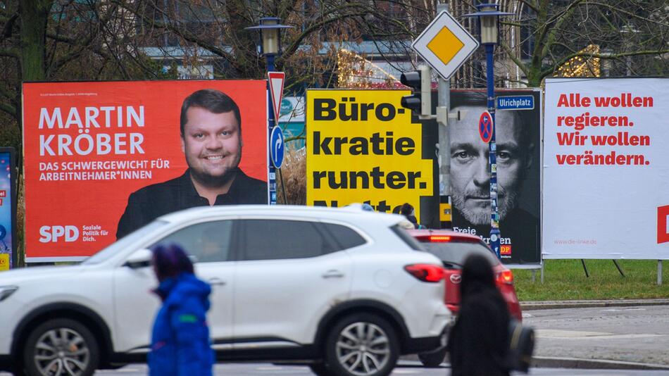 Wahlplakate: Im Februar wird gewählt.