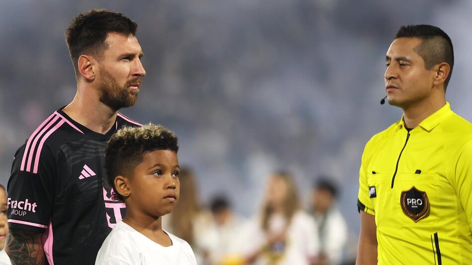 Lionel Messi kam in Los Angeles in Begleitung von Kim Kardashians Sohn Saint auf das Spielfeld.