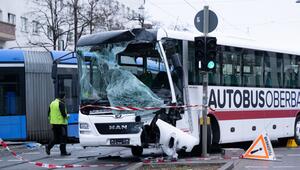 Unfall von Reisebus und Tram