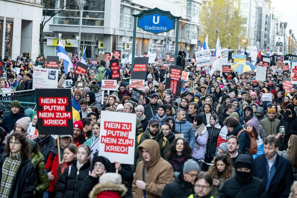 Antikriegsdemonstration der russischen Opposition in Berlin