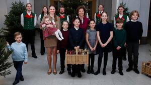 Königin Silvia von Schweden umgeben von ihrer neunköpfigen Enkelschar.