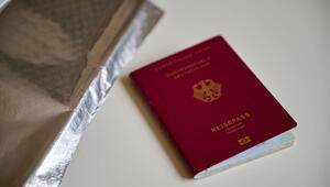 Ein Reisepass liegt neben Alufolie