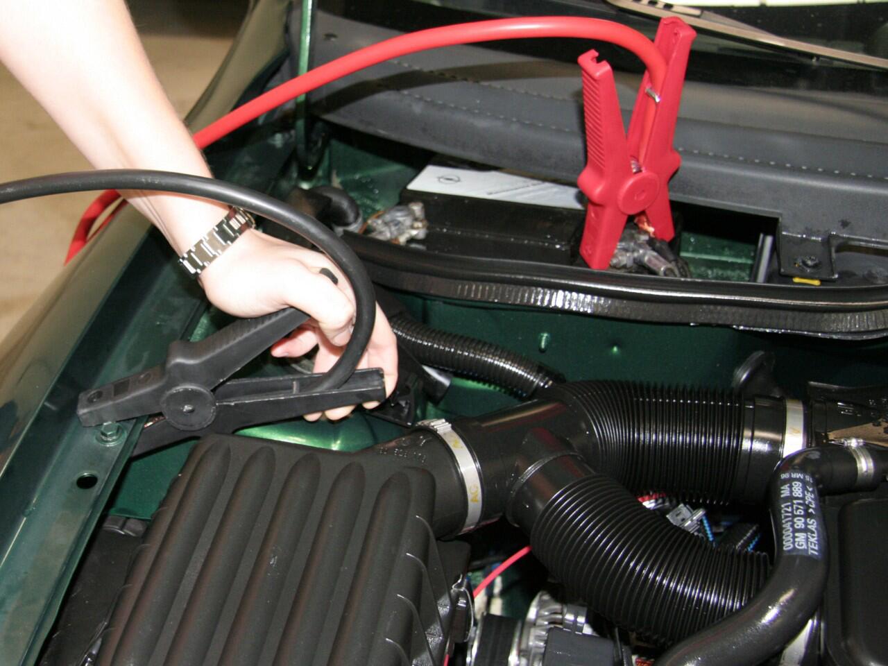 Warum Autofahrer ihre Auto-Batterie regelmäßig checken lassen sollten