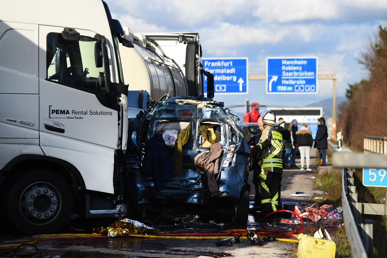 Unfall auf A5 bei Heidelberg Lkw rast in zwei Pkw mehrere Tote nz