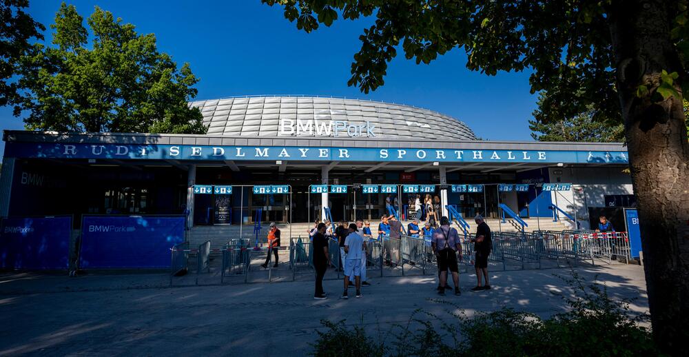 Der Eingangsbereich des BMW Parks in München