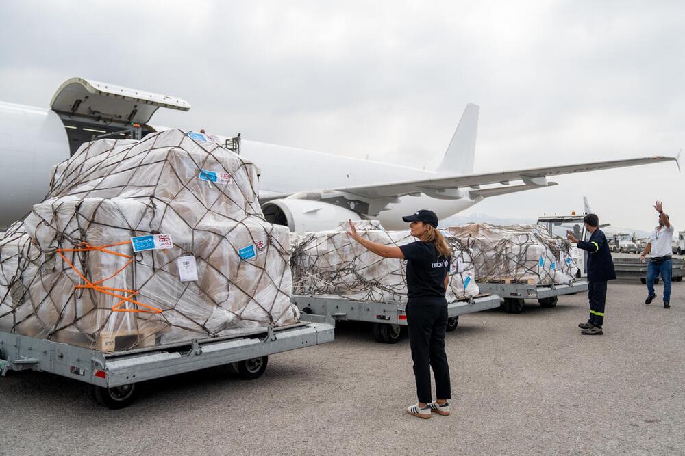 Hilfslieferungen werden aus einem Flugzeug geladen