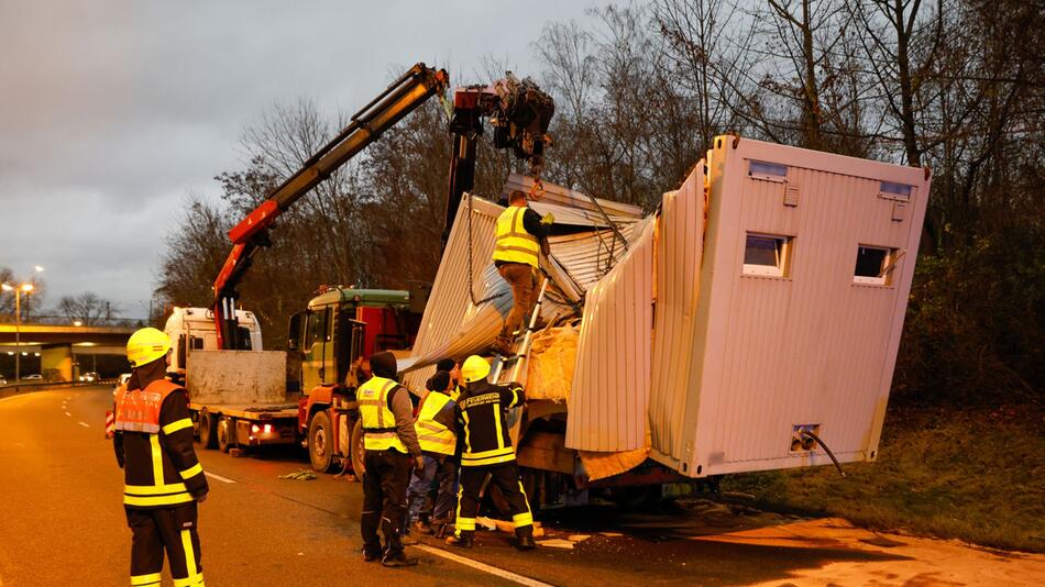 Lkw mit Kran rammt Eisenbahnbrücke