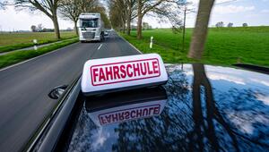 Ein Fahrschüler fährt auf einer Landstraße.