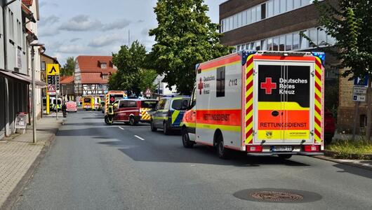 Auto rast durch Fußgängerzone