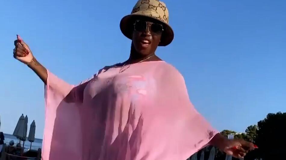 Im Urlaub: Moderatorinnen Motsi Mabuse tanzt am Strand