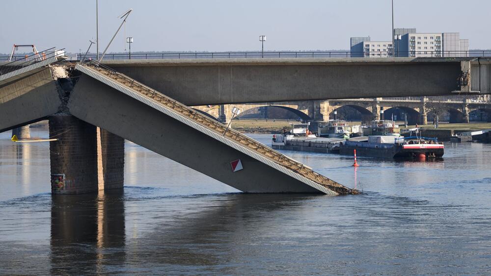 Durchfahrt von Frachtschiff unter der Carolabrücke in Dresden