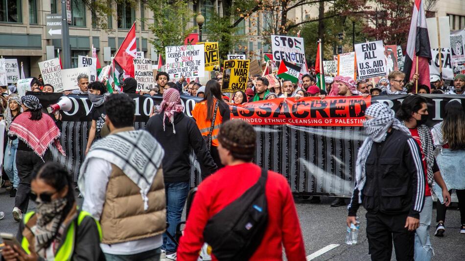 Menschen demonstrieren für Palästina