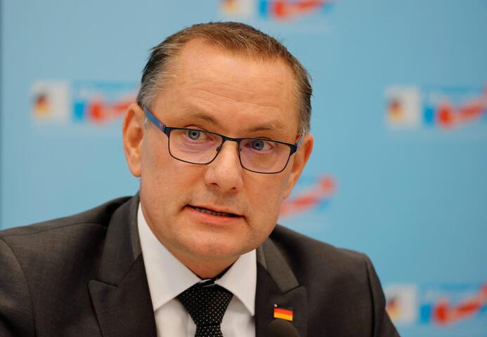 Maischberger": Mit Aussage zu Russland sorgt AfD-Mann Chrupalla für Fassungslosigkeit | WEB.DE