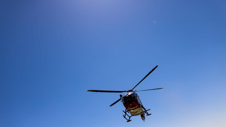 Ein Rettungshubschrauber setzt zur Landung an