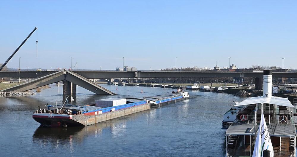 Durchfahrt von Frachtschiff unter der Carolabrücke in Dresden