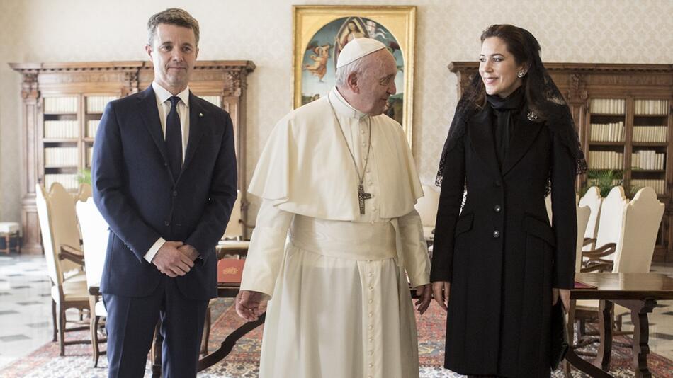 Papst Franziskus (m.) mit Königin Mary und König Frederik X. im Jahr 2018.