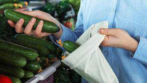 Frau kauft Salatgurken