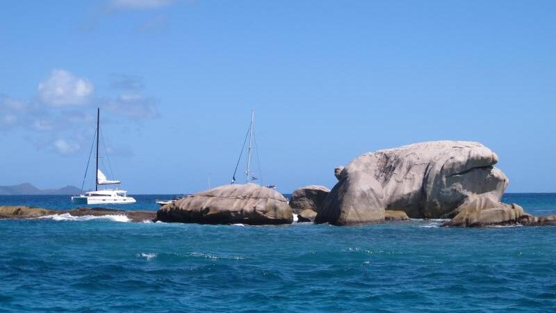 Ein Segelboot ankert bei den Seychellen