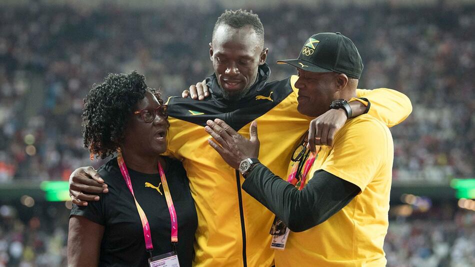 Usain Bolt (m.) mit seinen Eltern Wellesley und Jennifer in London.