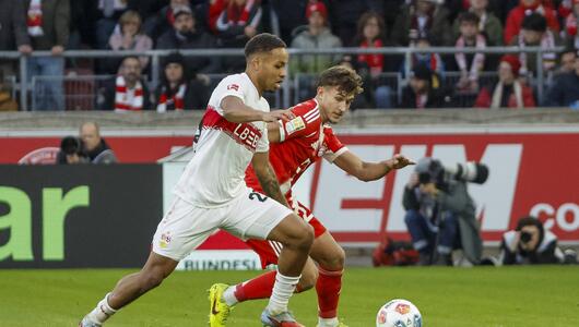 Nikolas Nartey und Tom Bischof gehen in den Zweikampf.