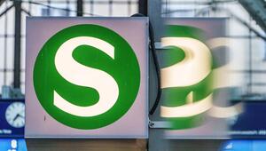 S-Bahn-Symbol spiegelt sich in einer Scheibe