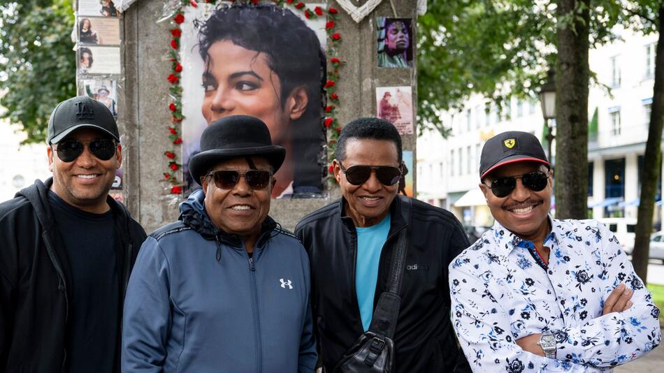 Tito Jackson mit Brüdern und Sohn