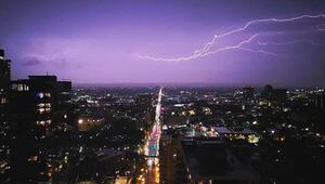 Spektakuläre Blitze zucken über die Skyline von Chicago