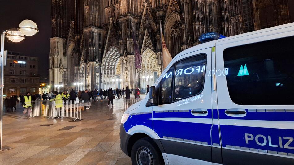 Polizei vor Kölner Dom