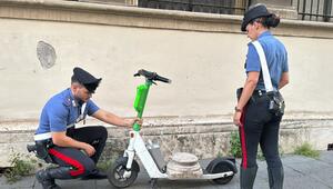 Tourist mit antikem Marmorsockel auf einem E-Scooter