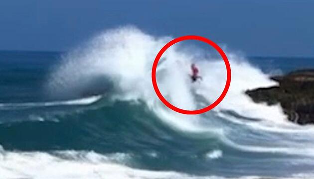 Flugeinlage auf dem Brett – Welle überrascht Surfer auf Hawaii