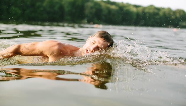 Mann beim Schwimmen