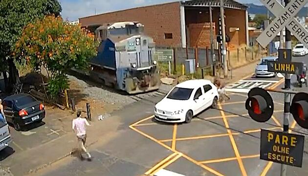 Schieben zwecklos: Auto steckt auf Bahnübergang fest – dann kommt ein Zug