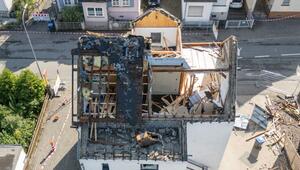 Zerstörungen sind an Häusern nach einem mutmaßlichen Tornado