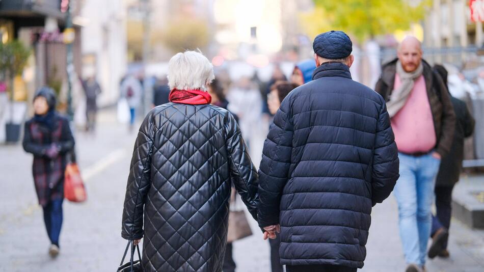 Zwei Rentner gehen die Straße entlang