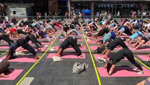 Massen-Yoga auf New Yorks Times Square