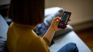 Eine Frau ruft Aktienkurse auf einem Smartphone auf