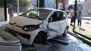 Mannheim: Auto bleibt nach Unfall in Möbelladen stehen