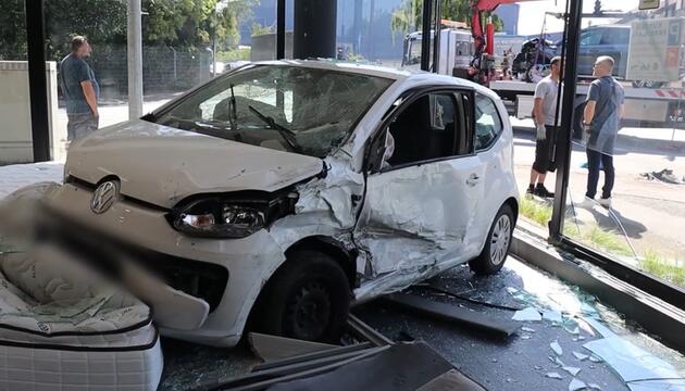 Mannheim: Auto bleibt nach Unfall in Möbelladen stehen