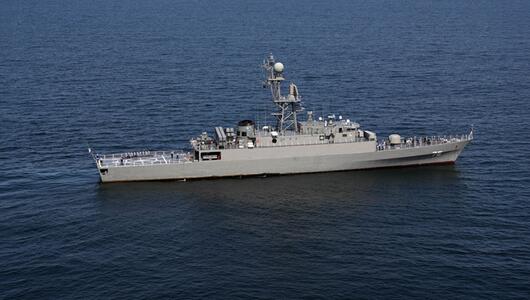Das iranische Marine‑Fregattenschiff, die Iris Dena, im Jahr 2024 im Golf von Oman.