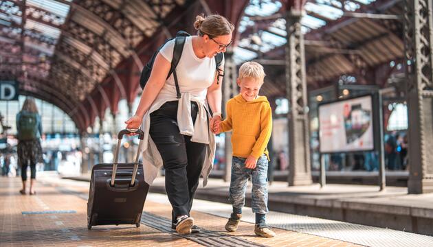 Mutter und Sohn am bahnhof