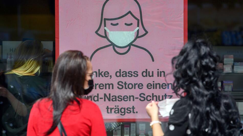 Coronavirus - Maskenpflicht beim Einkaufen in Dresden