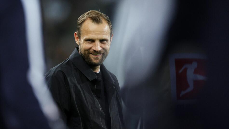 Mainz' Trainer Bo Svensson zeigt sich gut gelaunt vor dem Spiel in Mönchengladbach