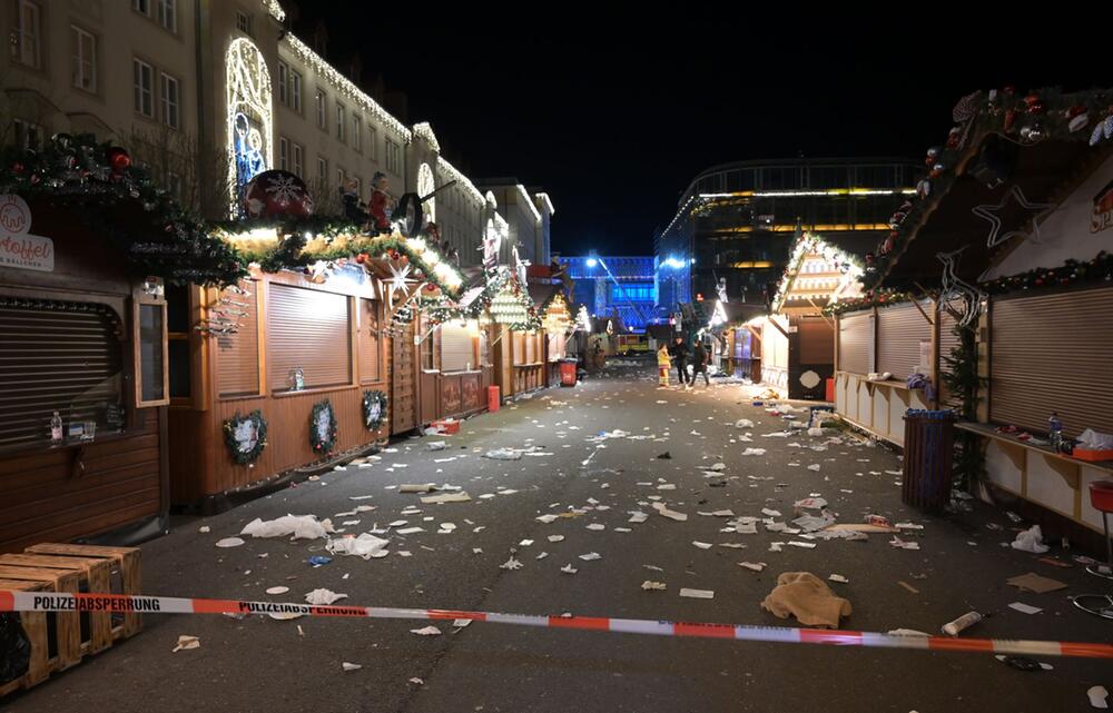 Auto fährt in Menschenmenge auf Magdeburger Weihnachtsmarkt