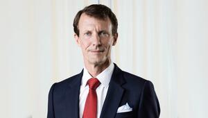 Mit Anzug, roter Krawatte und Einstecktuch präsentiert sich Prinz Joachim auf dem Foto, welches ...