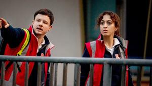 "Die Notärztin: Grenzen": Nina (Sabrina Amiri, r.) und Paul (Paul Zichner) kommen an der ...