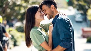 Ein Paar umarmt sich in der Öffentlichkeit.