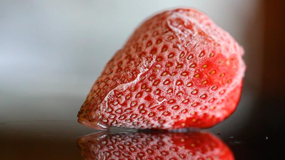 Eine gefrorene Erdbeere