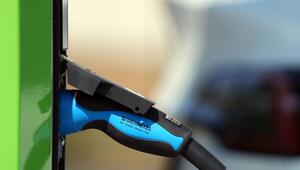 Ein E-Auto wird an einer Ladesäule aufgeladen
